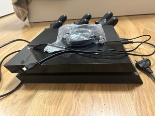 PS4 (PlayStation 4) con 3 mandos