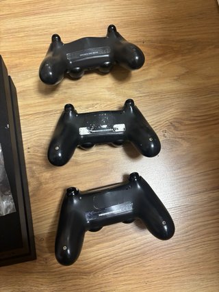 PS4 (PlayStation 4) con 3 mandos