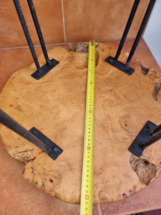 Mesa de madera de acacia con patas metálicas