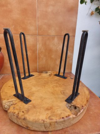 Mesa de madera de acacia con patas metálicas