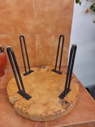 Mesa de madera de acacia con patas metálicas