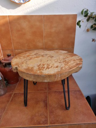 Mesa de madera de acacia con patas metálicas