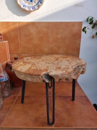 Mesa de madera de acacia con patas metálicas