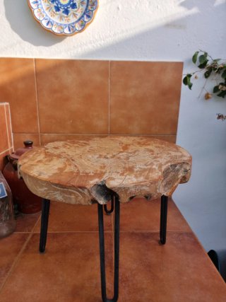 Mesa de madera de acacia con patas metálicas