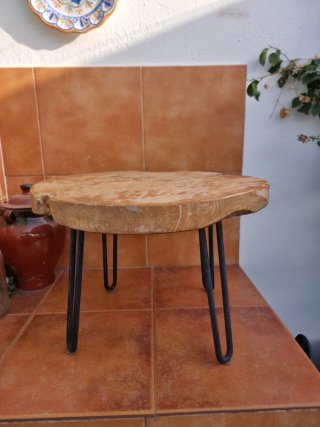 Mesa de madera de acacia con patas metálicas