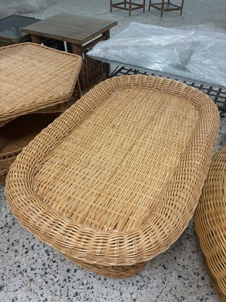 Mesa de centro de mimbre y cristal