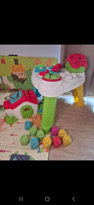 Mesa actividades y granja de bloques para niños