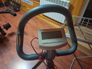 Bicicleta Estática Gris y Blanca