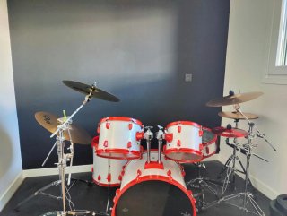 Batería Acústica Yamaha Blanca y Roja