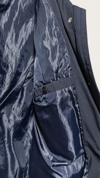 Chaqueta parka azul marino con cintura ajustable
