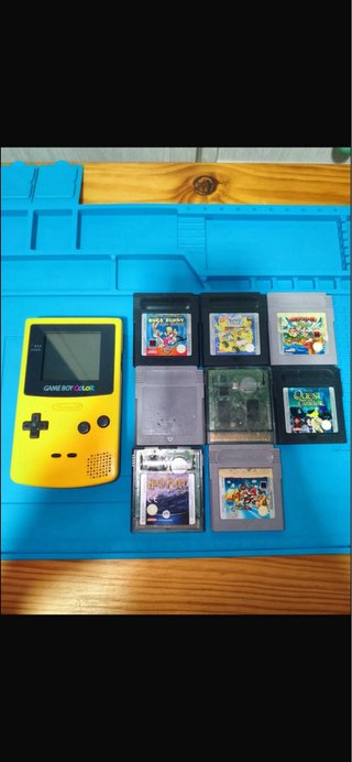 Pack Game Boy Color Amarilla + 8 Juegos
