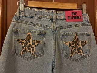 Pantalón vaquero ONE DILEMMA tachuelas T.32