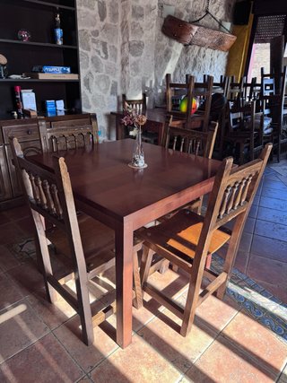 Mesa de madera con 4 sillas