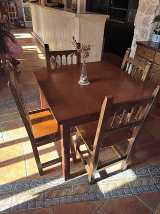 Mesa de madera con 4 sillas