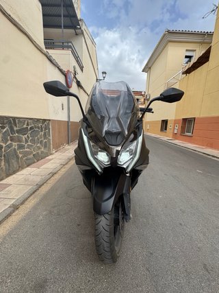 Kymco AK 550 Maxi Scooter Negra