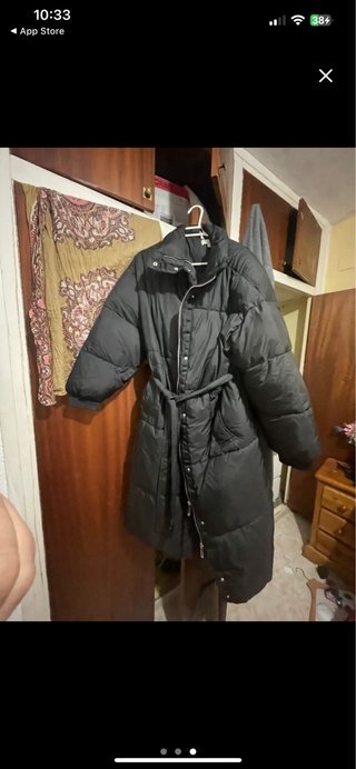 Abrigo largo acolchado negro con cinturón