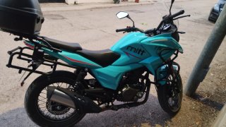 Moto de aventura azul