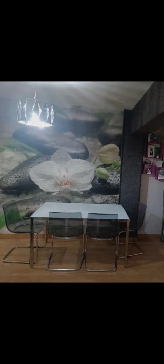Mesa de salón y 4 sillas