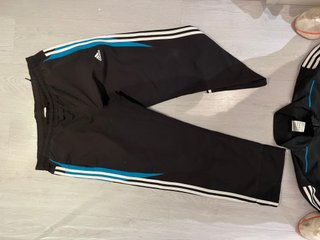 Conjunto deportivo Adidas negro y azul
