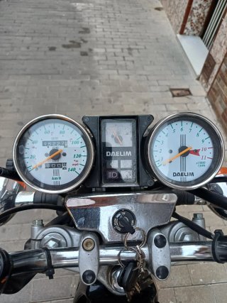 Daelim SV 125 Cruiser Negra/Plateada