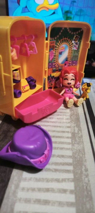 Muñeca con maleta y accesorios