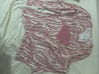 Pijama Cebra Rosa y Blanco es de licra fria