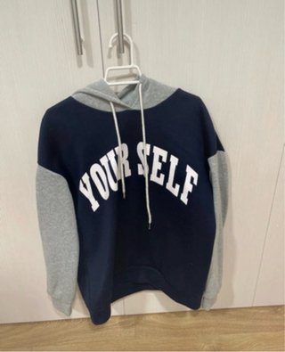 Sudadera azul y gris con texto