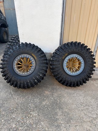 Llantas beadlock y neumáticos 38.5x12.5 R16
