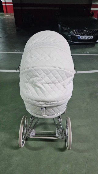 Carrito de bebé y sillas de coche seminuevo.