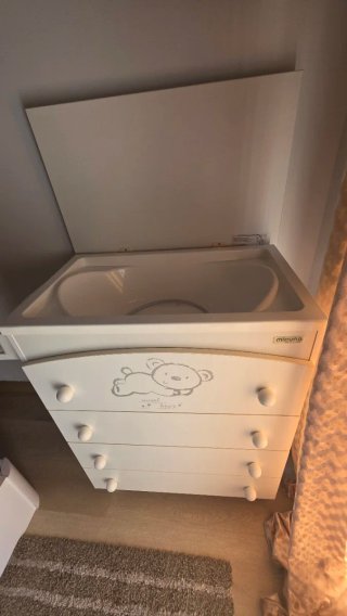 Cómoda infantil blanca con dibujo de oso