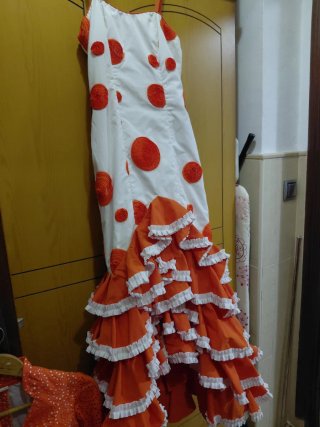 Vestido de fiesta blanco con lunares naranjas