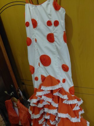 Vestido de fiesta blanco con lunares naranjas