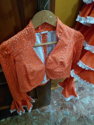 Vestido de fiesta blanco con lunares naranjas