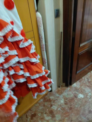 Vestido de fiesta blanco con lunares naranjas