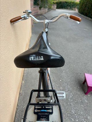 Bicicleta Clásica Peugeot marrón metalizado.