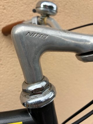 Bicicleta Clásica Peugeot marrón metalizado.