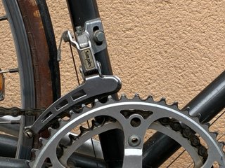 Bicicleta Clásica Peugeot marrón metalizado.