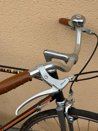 Bicicleta Clásica Peugeot marrón metalizado.