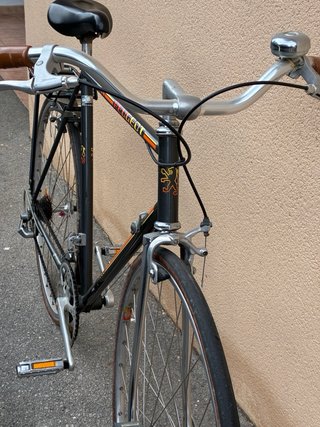 Bicicleta Clásica Peugeot marrón metalizado.