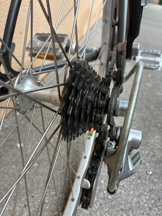 Bicicleta Clásica Peugeot marrón metalizado.