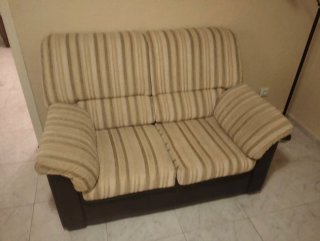 Sofá de tela beige y marrón
