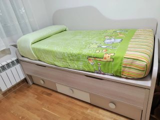 Habitación juvenil con cajones, colchón y edredón