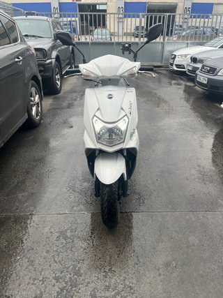 SYM Mask 125 Scooter Blanca y Negra