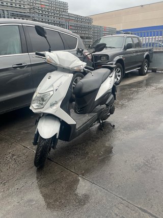 SYM Mask 125 Scooter Blanca y Negra