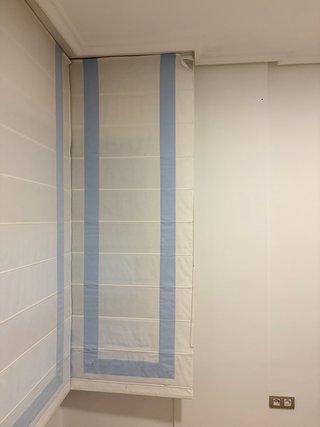 Cortinas de tela blancas y azules