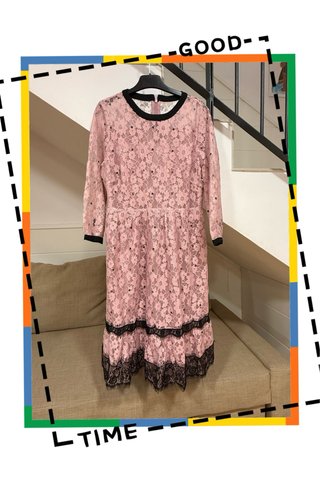 Vestido rosa encaje negro