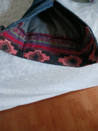 Chaqueta vaquera colorida.