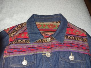Chaqueta vaquera colorida.