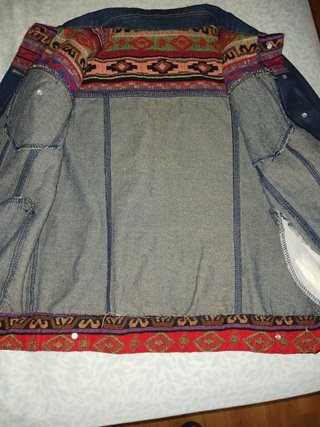 Chaqueta vaquera colorida.