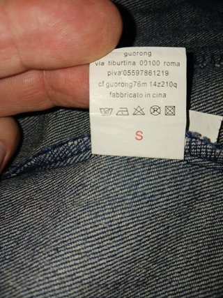 Chaqueta vaquera colorida.